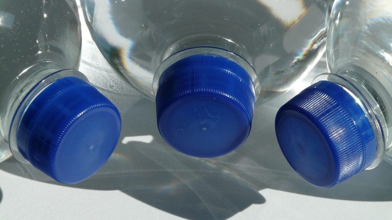 Se getti le bottigliette di plastica nel posto giusto, paghi meno