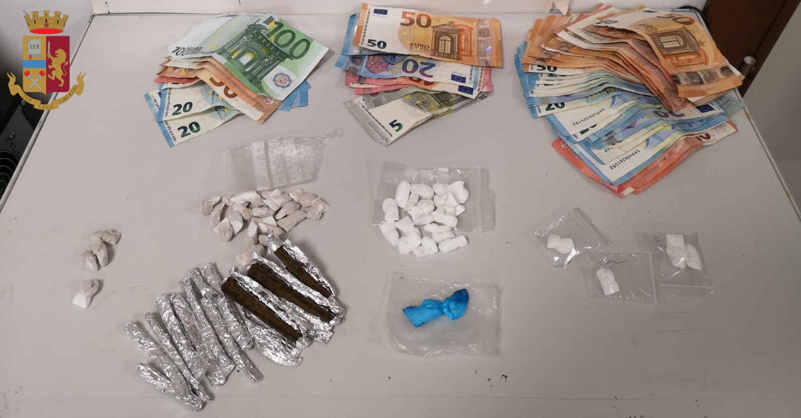 Sequestrati hashish, marijuana, eroina, cocaina e shaboo: 3 mila euro in contanti