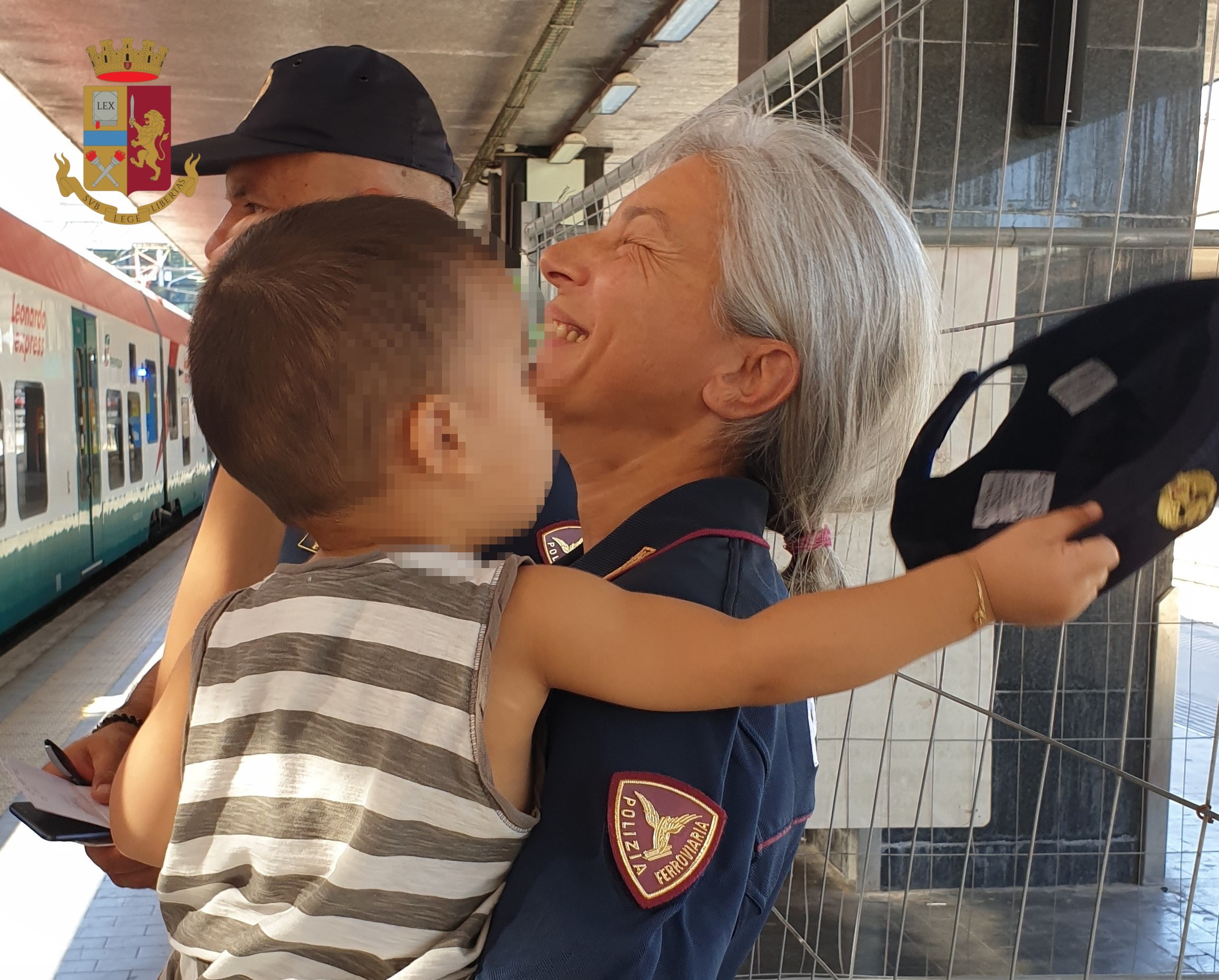 Mamma affida per un momento il bambino su un uomo sul treno ma si chiudono le porte: ricongiuti dalla Polizia